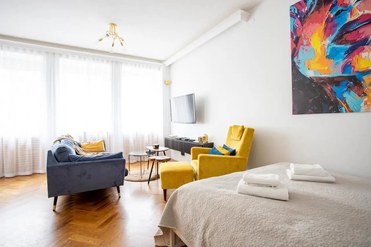 Central Warsaw Apartment - Great Location- Studio Apartment- Warsaw Stays - Zurawia 0*,  Polonya