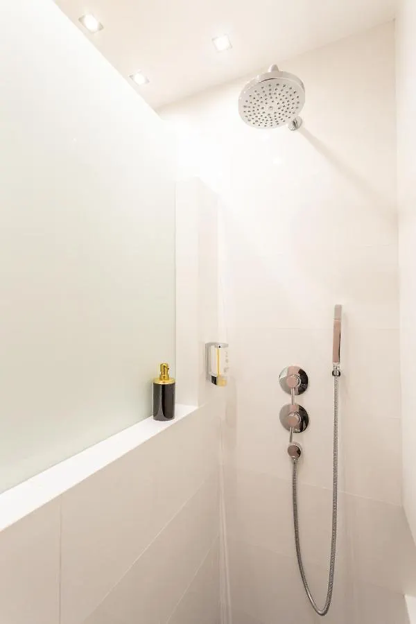 Central Warsaw Apartment - Great Location- Studio Apartment- Warsaw Stays - Zurawia 0*,  Polonya